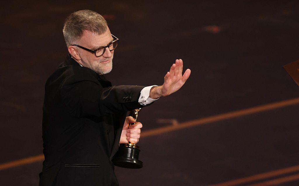 El cineasta estadounidense Paul Thomas Anderson acepta el Óscar a Mejor Guion (Adaptado) por "Una Batalla Tras Otra" en el escenario durante la 98ª ceremonia anual de los Premios de la Academia en el Teatro Dolby en Hollywood, California, el 15 de marzo de 2026. (Foto de Patrick T. Fallon / AFP vía Getty Images)