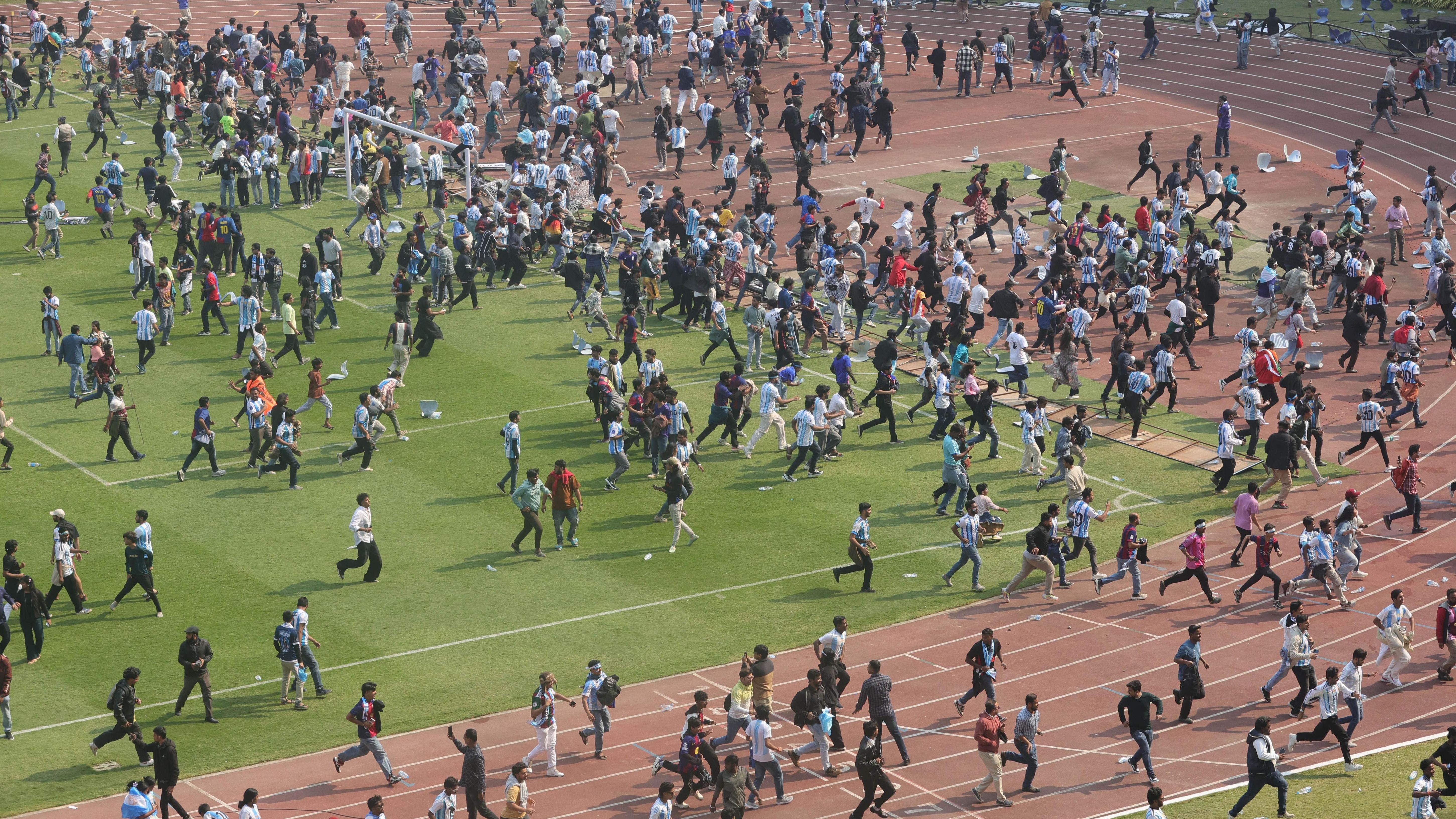 一大群球迷闖入球場後在草地上奔跑（13/12/2025）