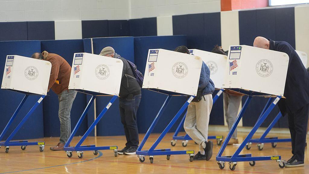 Votantes emitiendo sus votos en un centro de votación dentro de la Escuela Secundaria de Artes Frank Sinatra en Astoria, Ciudad de Nueva York, Estados Unidos, el 4 de noviembre de 2025. (Foto de Selcuk Acar/Anadolu vía Getty Images)