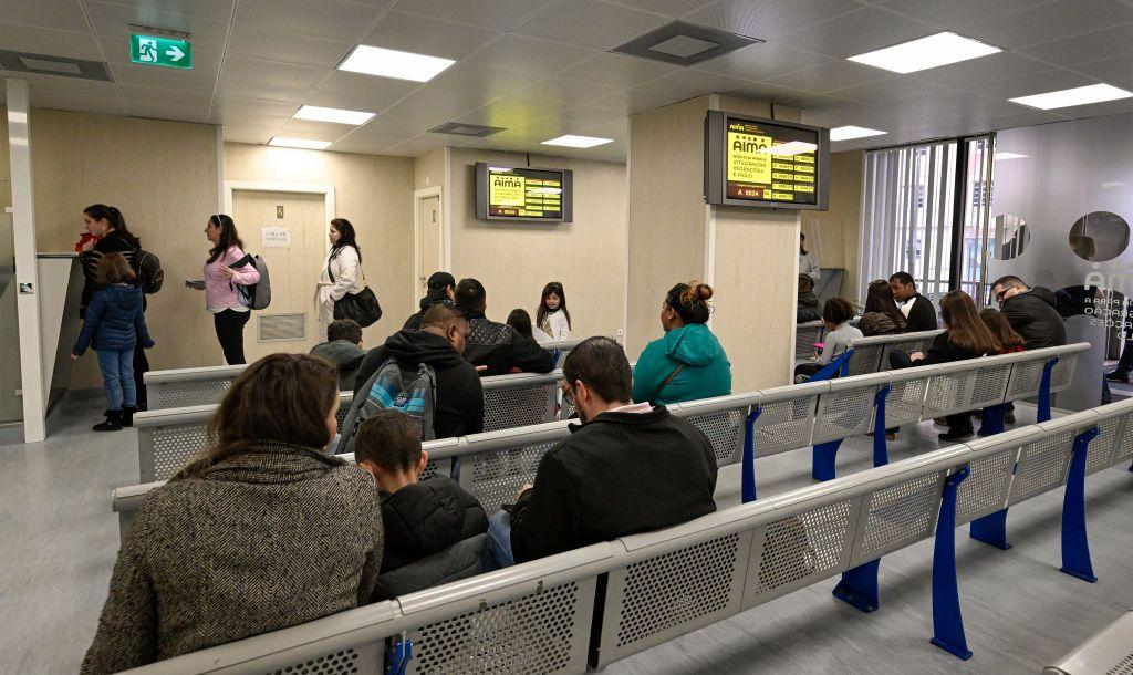 Pessoas aguardando para serem atendidas na AIMA