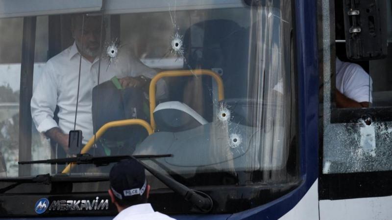 Los impactos ce bala en la ventana de un autobús en el lugar del ataque en Ramot.
