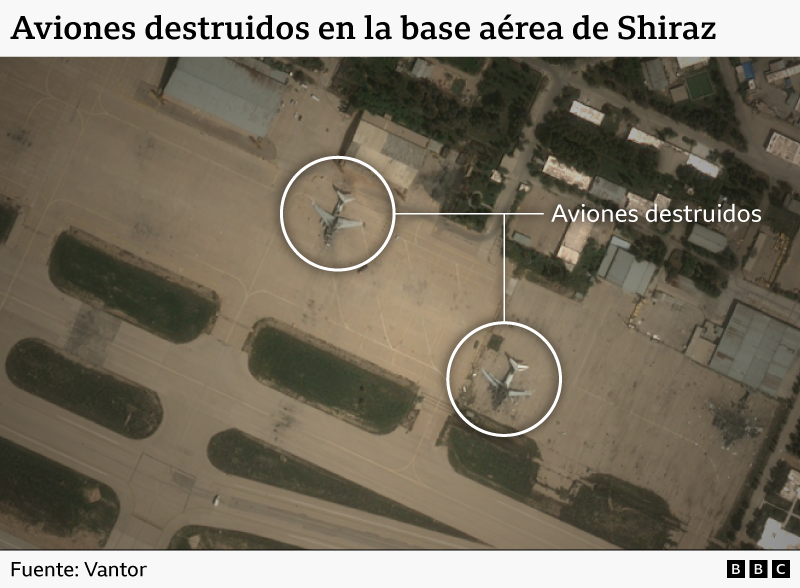 Imagen satelital que muestra los daños sufridos por aeronaves en la base aérea de Shiraz. La fotografía muestra dos aviones destruidos sobre la pista.