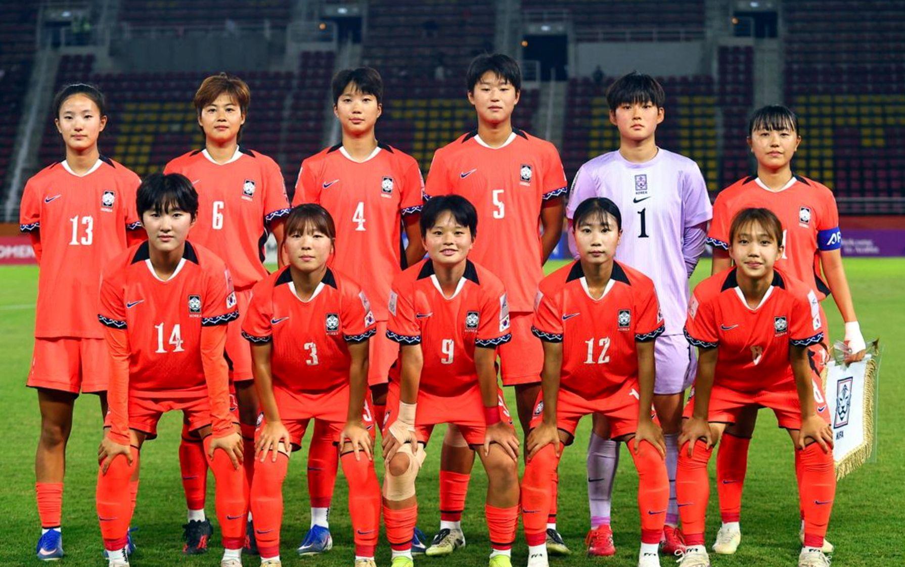 한국 여자 U-20 축구대표팀 선수들이 경기 전 단체 사진 촬영을 위해 두 줄로 나란히 서서 포즈를 취하고 있다. 