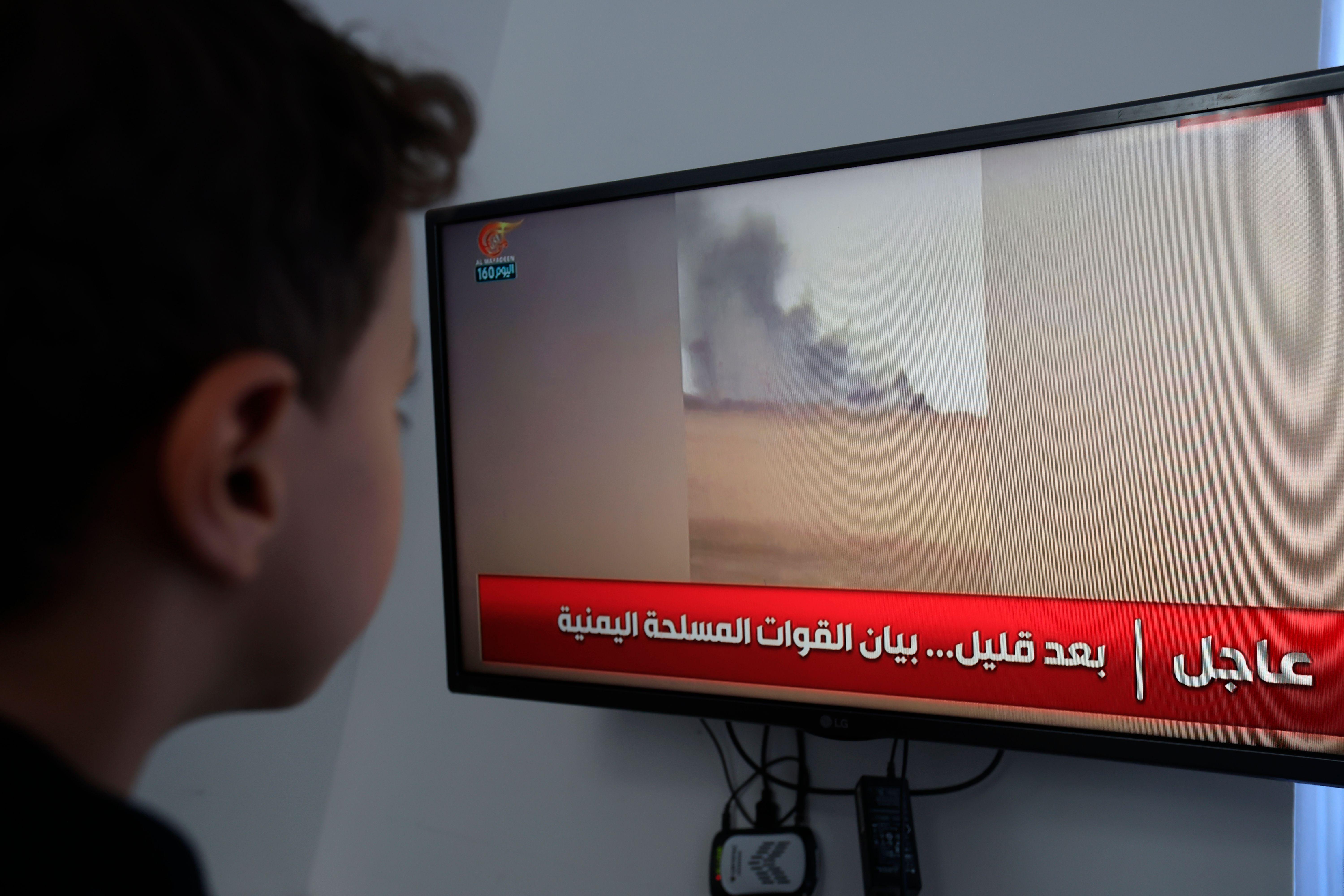 طفل يشاهد بثاً تلفزيونياً حول آخر التطورات في الصراع اليمني، في صنعاء، اليمن، 6 أغسطس/آب 2026. 
