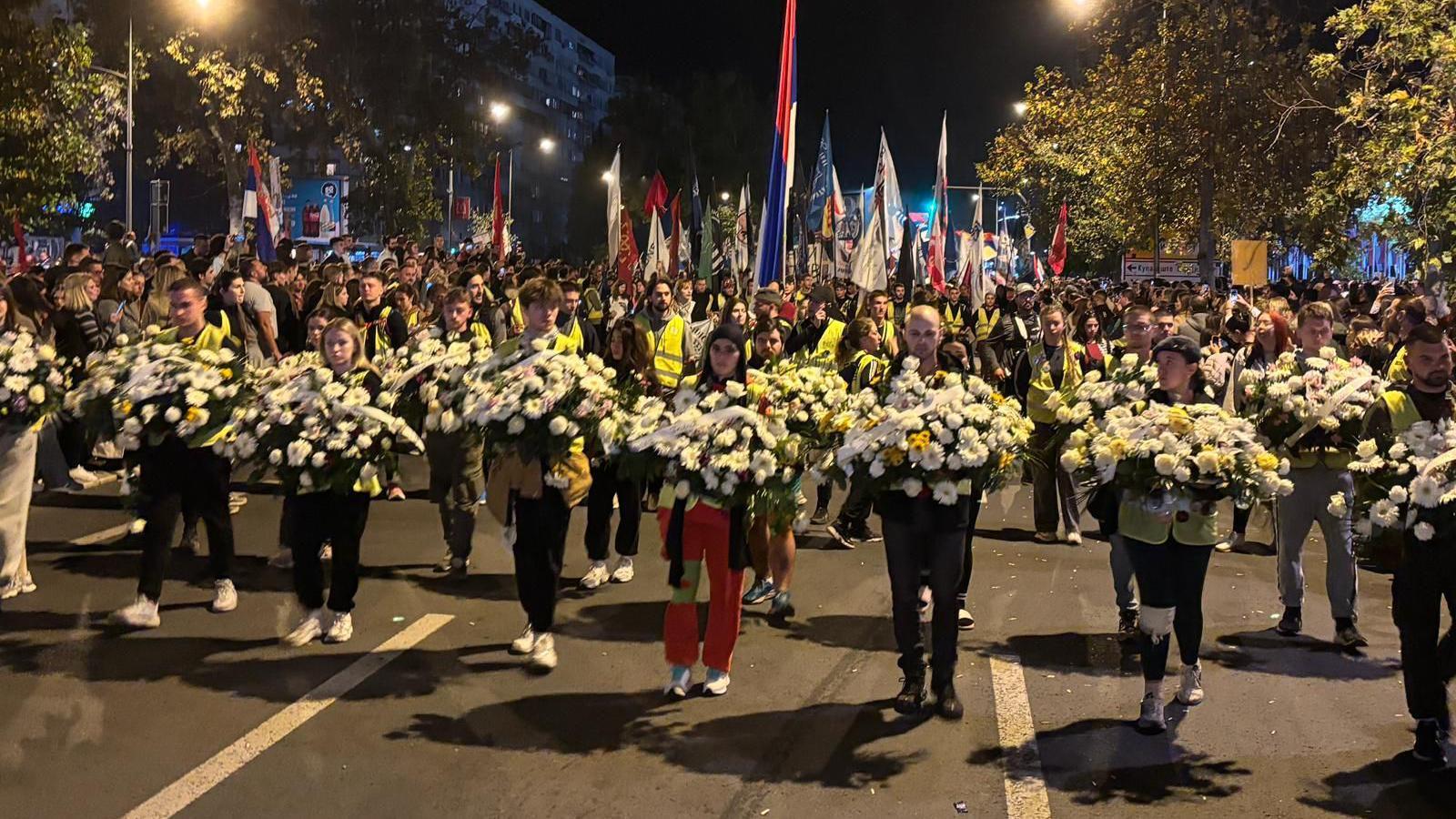 Studenti nose cveće za novosadske žrtve