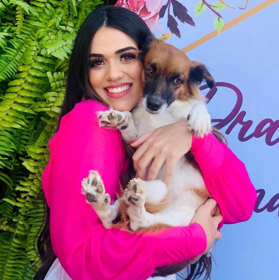 Aline com a cadela Katlyn no colo