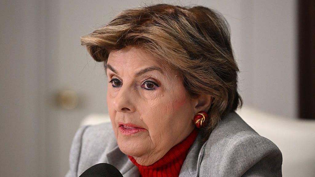 La abogada Gloria Allred habla durante una conferencia de prensa sobre los archivos del delincuente sexual convicto Jeffrey Epstein.