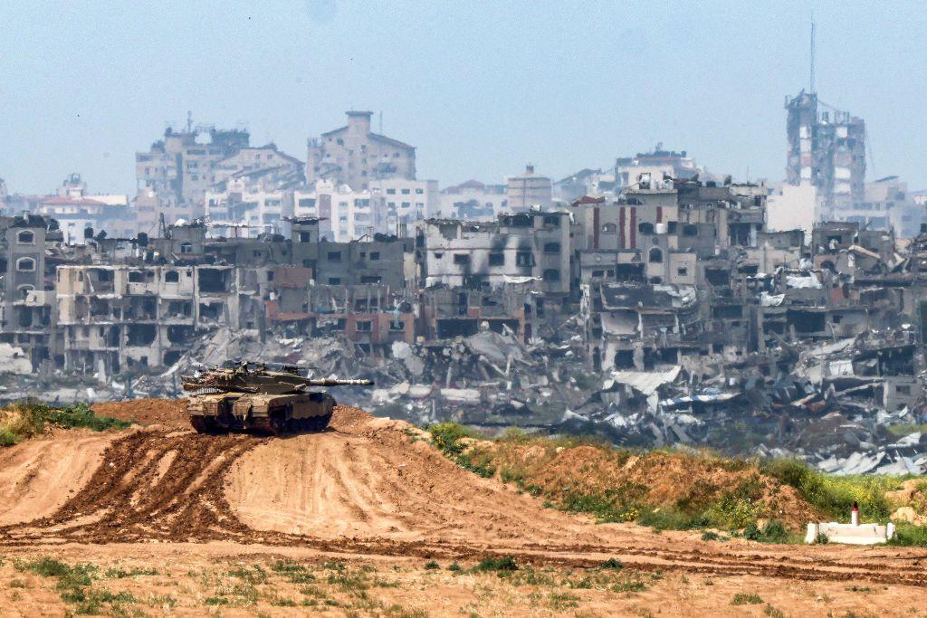 Esta foto mostra um tanque de guerra do exército israelense posicionado ao longo da fronteira com o território palestino em 19 de março de 2024