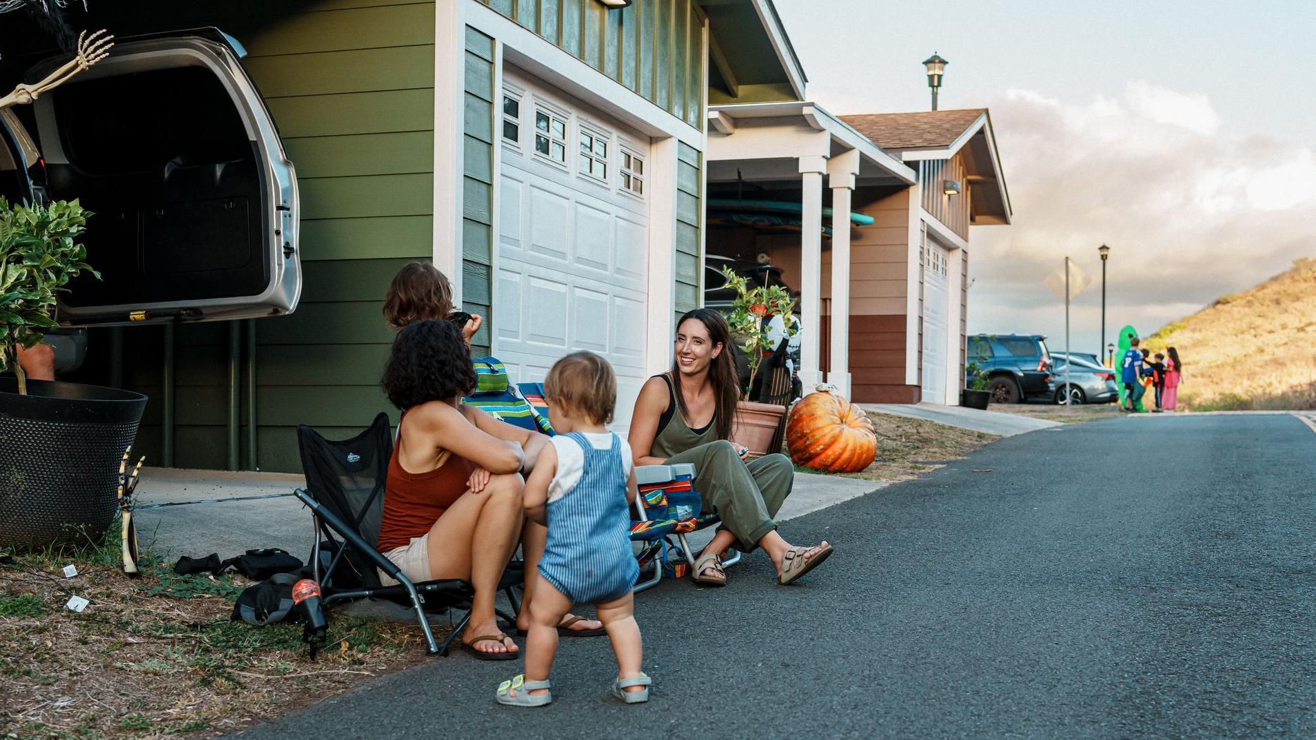 Una familia en la puerta de su casa en Estados Unidos.