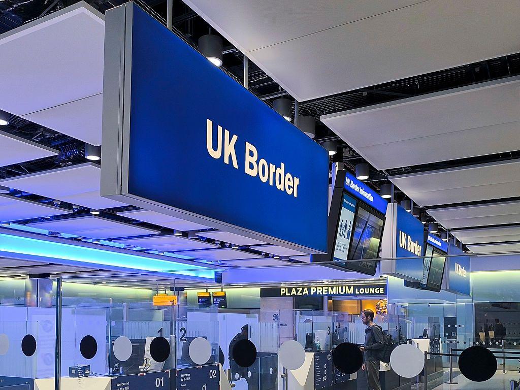 تظهر لافتة حدود المملكة المتحدة في منطقة مراقبة جوازات السفر والتأشيرات بمطار هيثرو بلندن، إنجلترا، المملكة المتحدة، في ديسمبر 2024. اعتبارًا من 2 أبريل 2025.