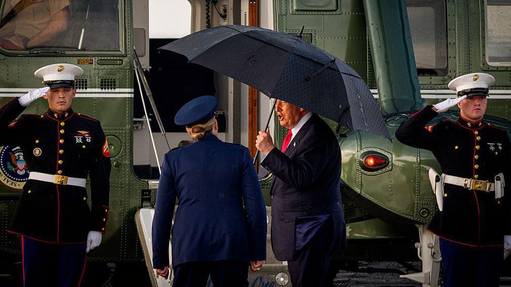 El presidente Donald Trump regresa a Washington D. C. tras su visita a Míchigan, el 27 de julio de 2026, en la Base Conjunta Andrews, Maryland.