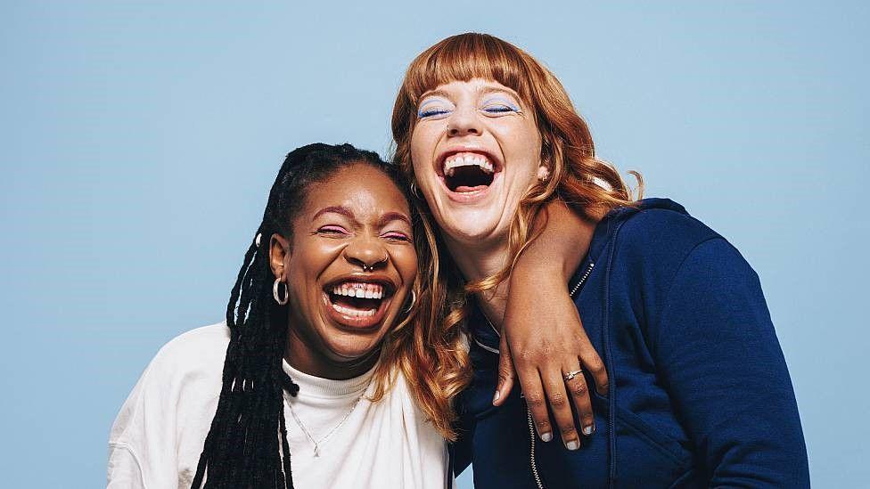 Dos amigas riendo