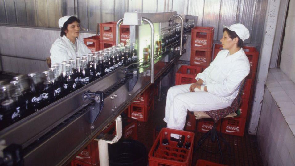 Radnice u pogonu za punjenje flaša u fabrici Koka-kole u Jugoslaviji, 1984.