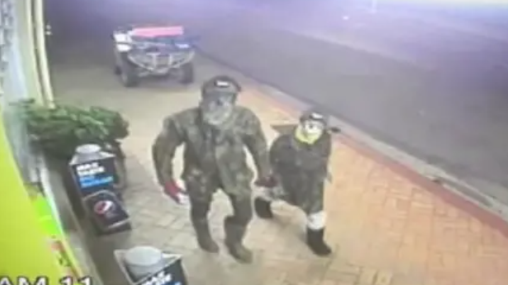 Imagens de CCTV (câmeras de segurança) flagraram Phillips com um de seus filhos tentando arrombar uma loja em Piopio.