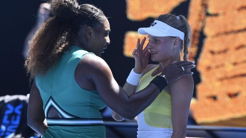 إحدى الرياضيات تربت على كتف منافستها التي تبكي بعد أن خسرت مباراة التنس