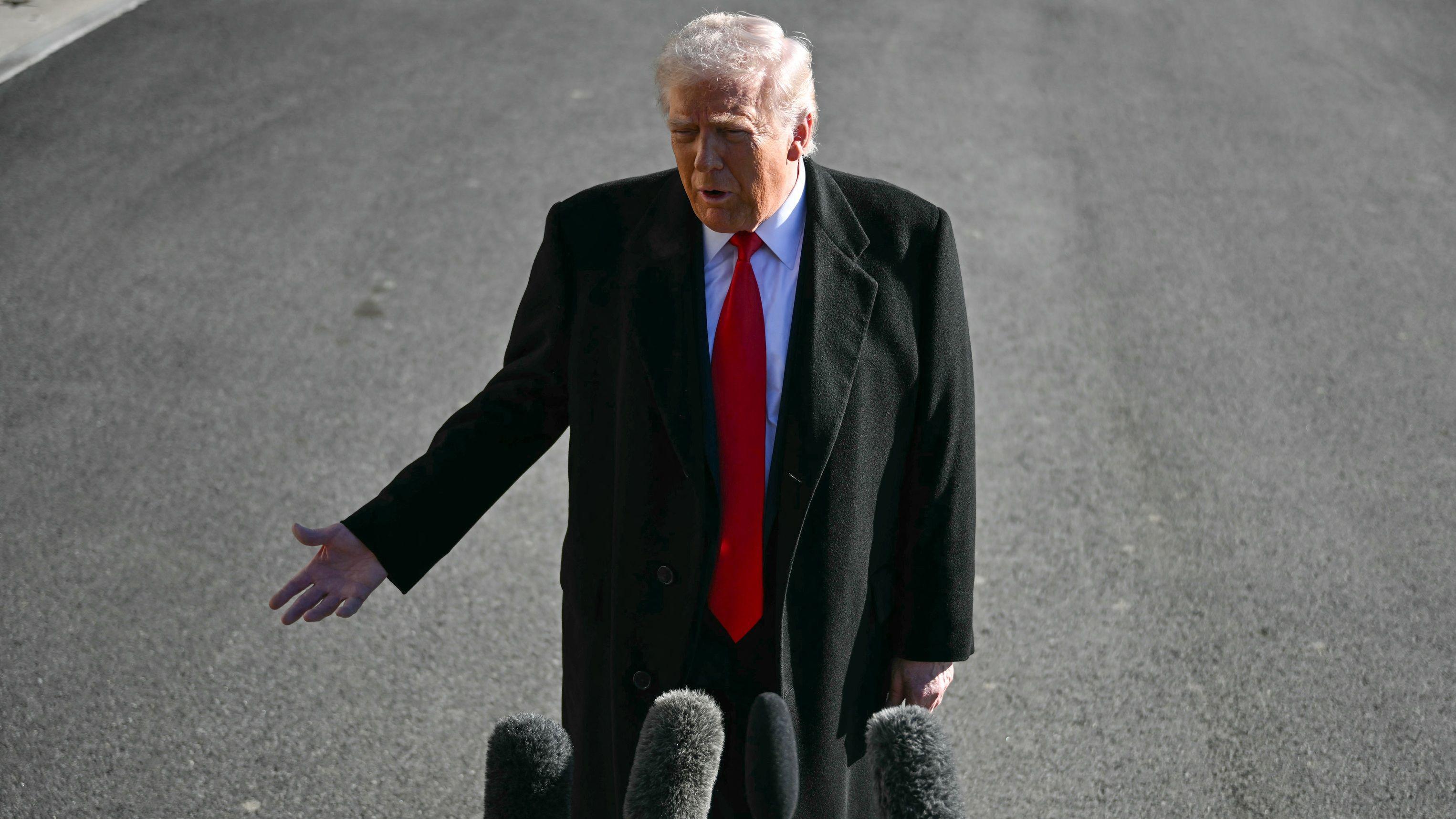 ترامب يحث الإيرانيين على "مواصلة الاحتجاج" ويؤكد أن "المساعدة قادمة" 