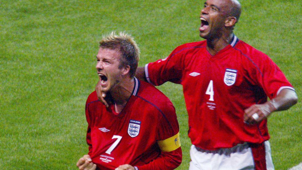 Beckham en la cancha, con la camiseta roja de la selección de Inglaterra. 