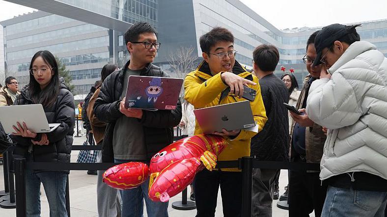 在北京排隊裝「龍蝦」的人們。