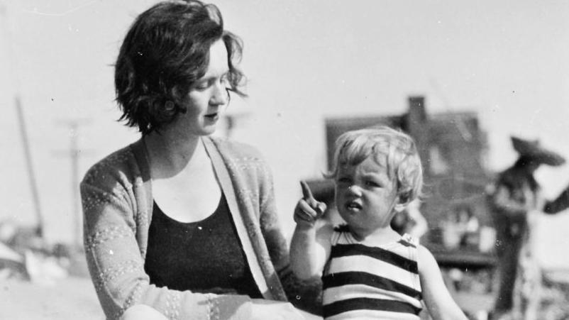 Gladys Pearl Baker con su hija Norma Jeane Baker (futura Marilyn Monroe) sentadas en la playa
