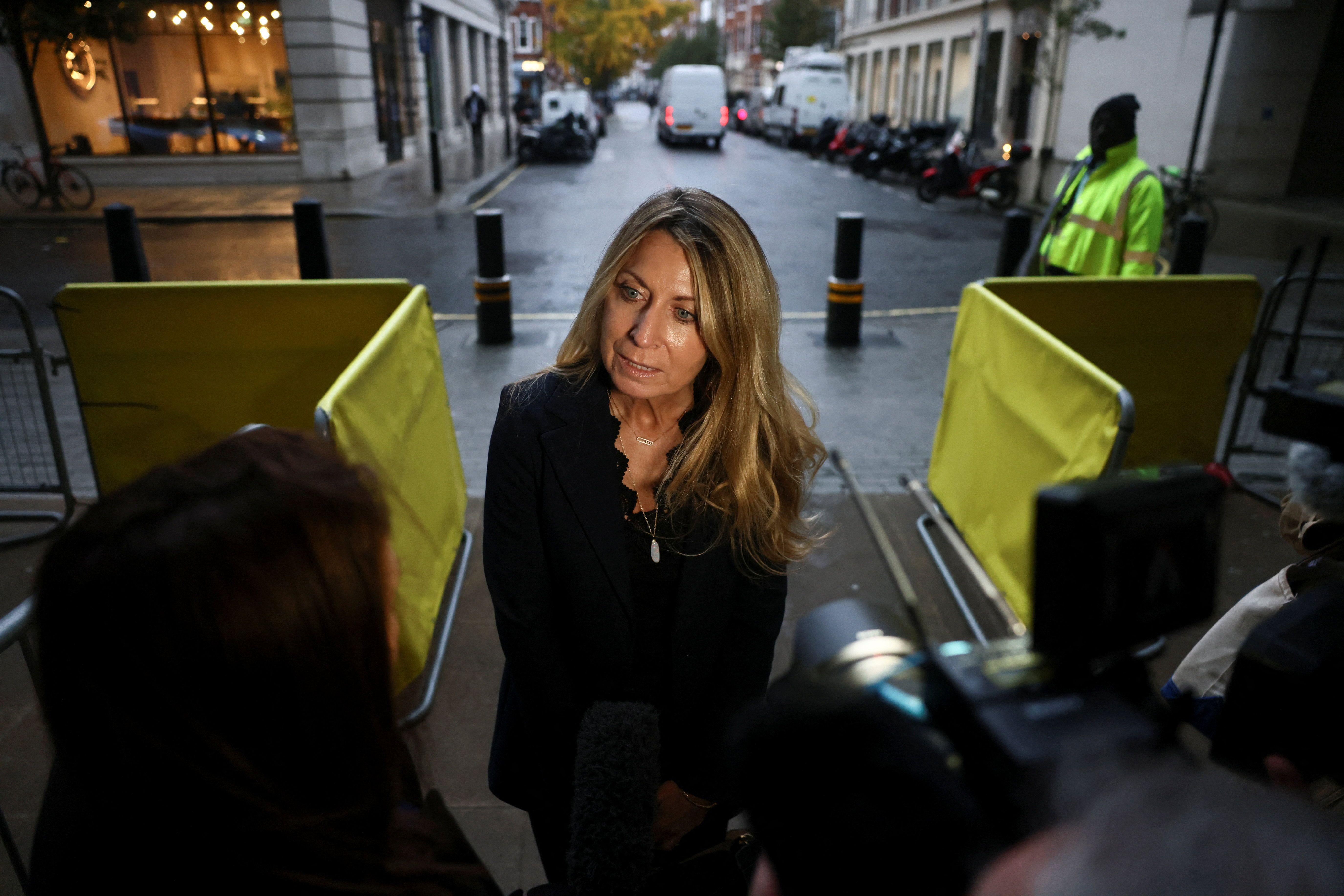 ديبورا تورنِس أمام مبنى بي بي سي بعد استقالتها مع تيم ديفي، وسط اتهامات بوجود تحيّز في التغطية، منها طريقة تحرير خطاب لترامب.