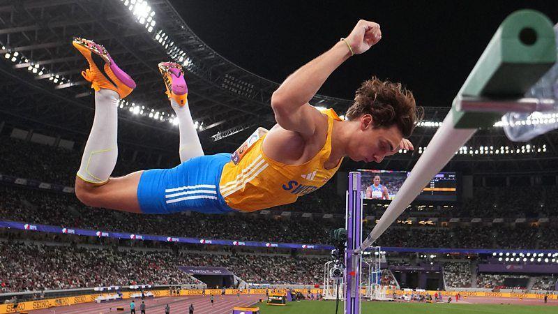 Armand Duplantis completando um salto