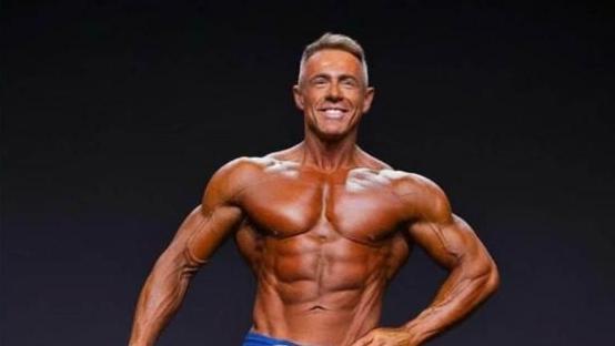 Alan Reeves con su físico descubierto