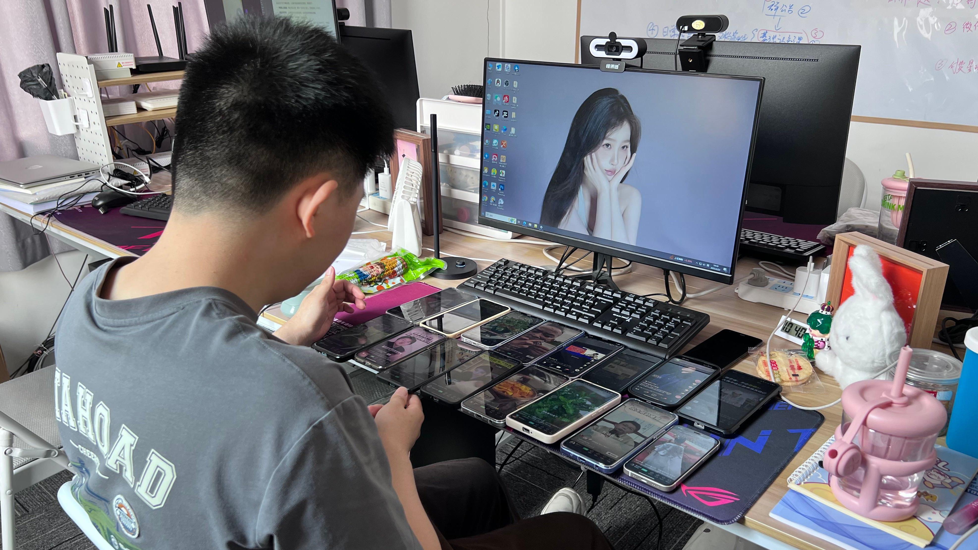 周先生同時用多部手機尋找爆款視頻