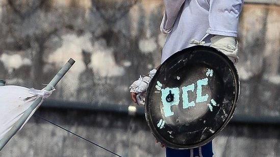 Interno de prisão segura tampa com inscrição do PCC