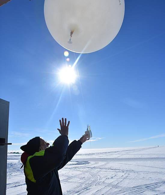 Jonathan Shanklin con un globo de observación en la Antártida