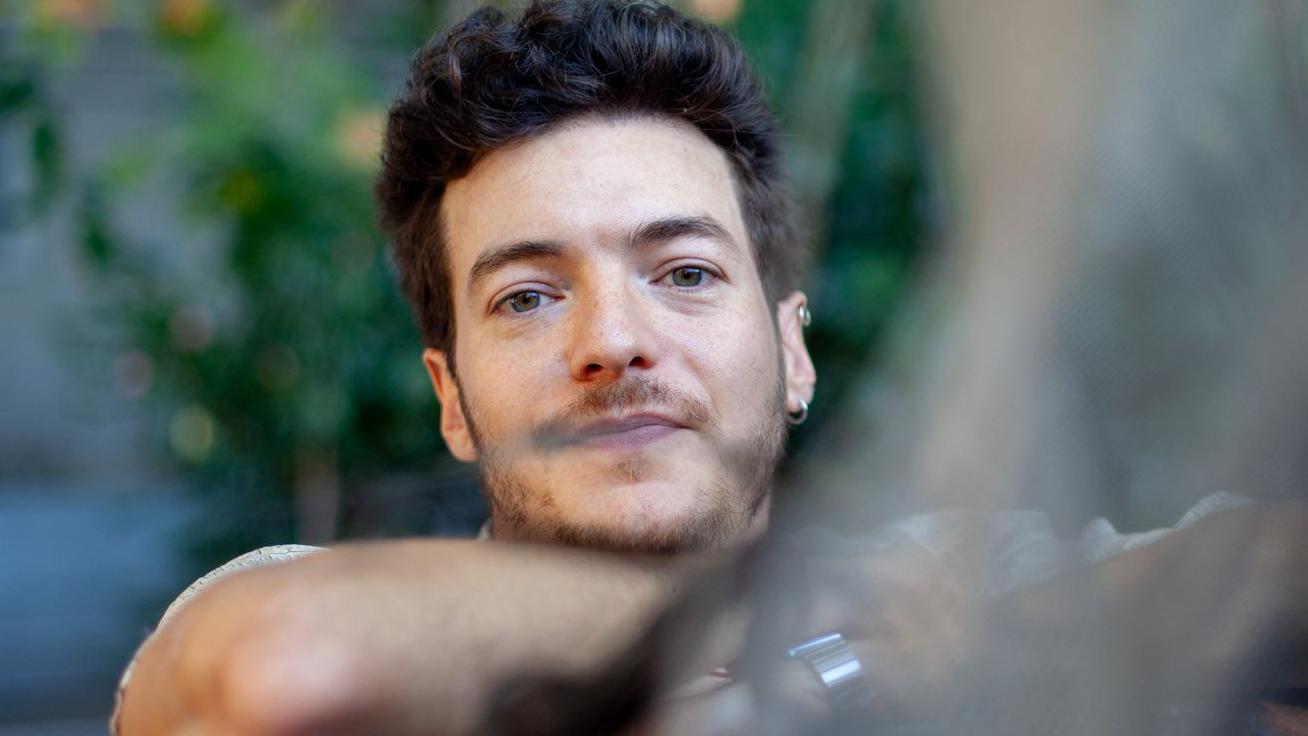 Retrato de Michel Nieva, autor del ensayo Ciencia ficción capitalista.