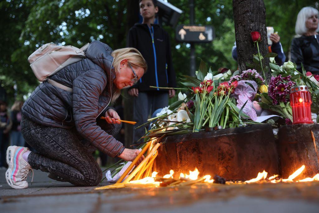 paljenje sveća ispred OŠ Vladislav Ribnikar 3. maj 2023.