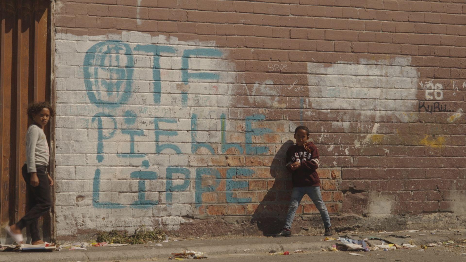 Dva tinejdžera pored grafita