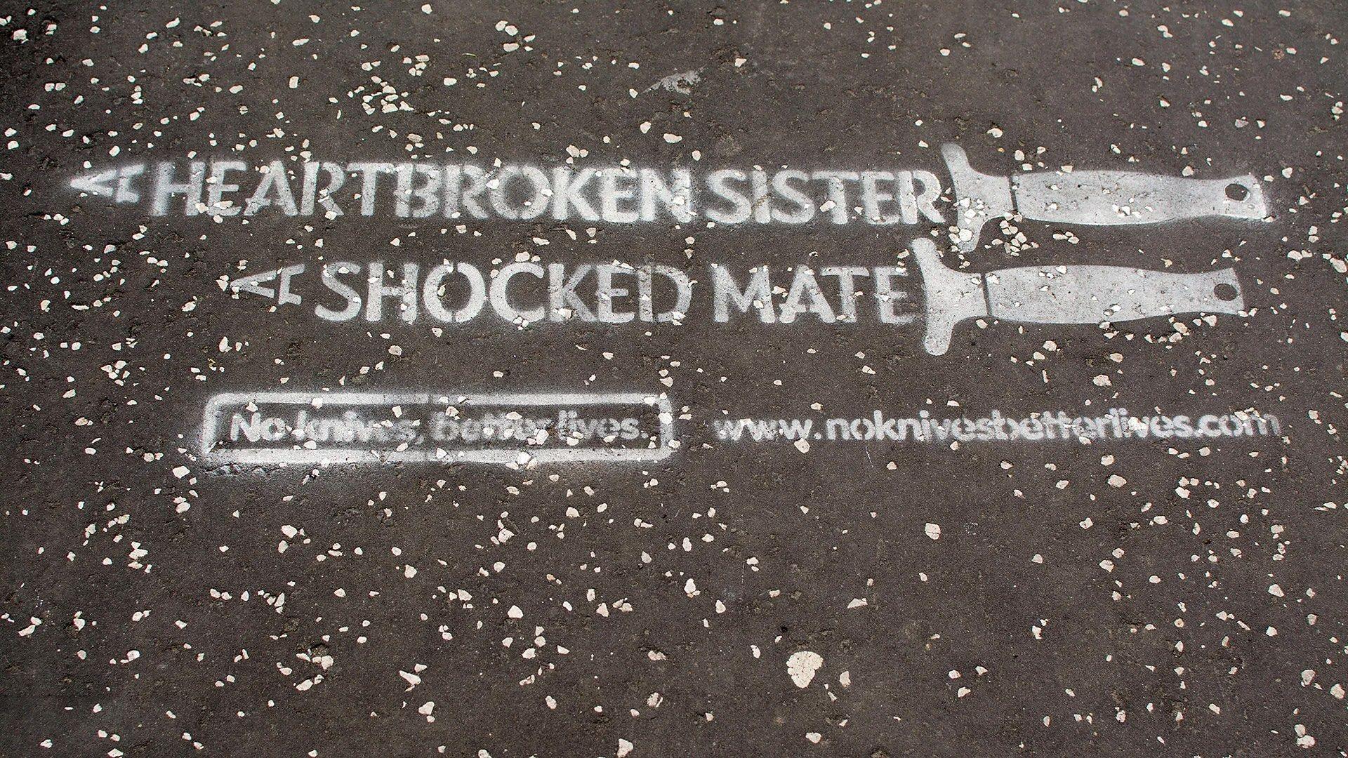 Un graffiti que lee: "Una hermana desconsolada, un amigo en shock. Sin cuchillos, vidas mejores". Es parte de la campaña en contra de los cuchillos en Escocia.