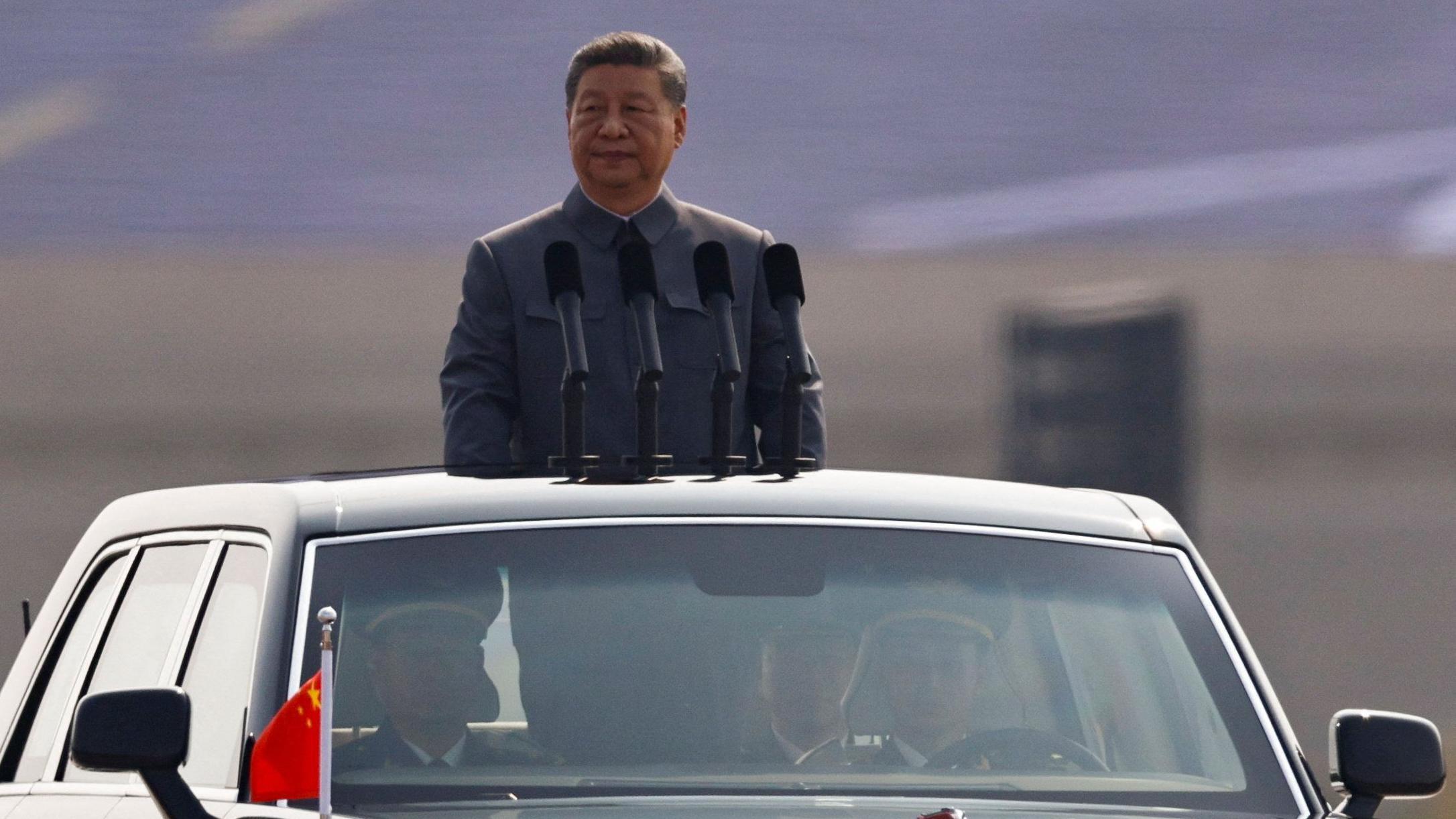 El presidente de China, Xi Jinping, pasa revista a las tropas desde un vehículo blindado.