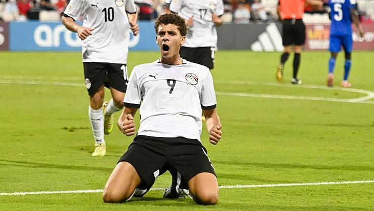 حمزة عبد الكريم - بملابس منتخب مصر قميص أبيض سروال أسود رقم 9 - يحتفل جاثياً على ركبتيه في الملعب في كأس العالم للشباب دون 17 عاماً