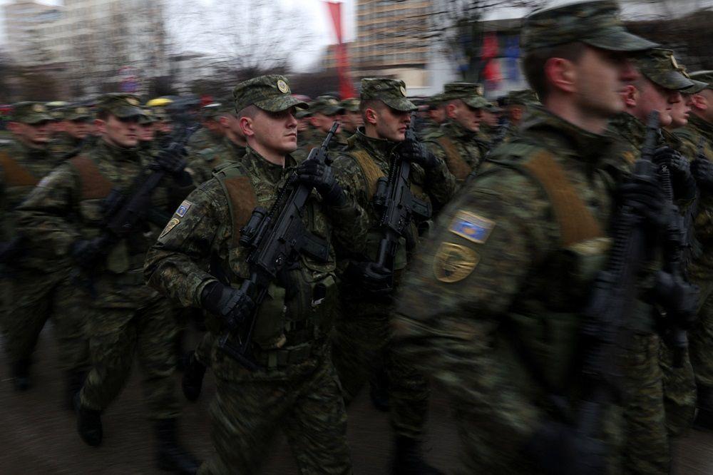 Pripadnici Kosovskih bezbednosnih snaga marširaju na paradi tokom proslave 18. godišnjice nezavisnosti Kosova u Prištini