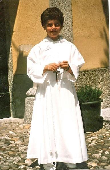 Acutis quando criança com vestes cerimoniais católicas na cor branca