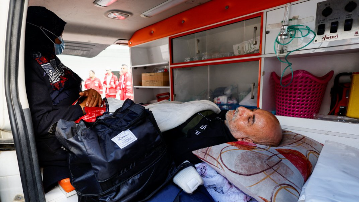 يرقد مريض فلسطيني داخل سيارة إسعاف، برفقة أحد أقاربه، في طريق عودتهما إلى منزلهما بعد أن أبلغهما المسؤولون بتأجيل سفرهما المقرر اليوم عبر معبر رفح الحدودي، في خان يونس جنوب قطاع غزة، 4 فبراير/شباط 2026.