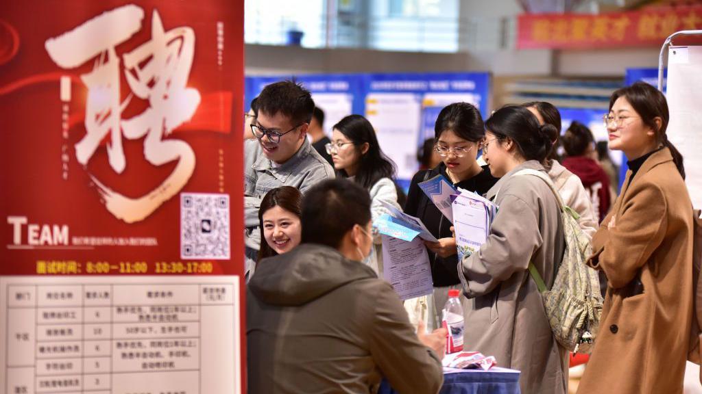 2025年3月22日，畢業生在安徽省阜陽師範學院西湖校區運動中心舉辦的招聘會上尋找工作