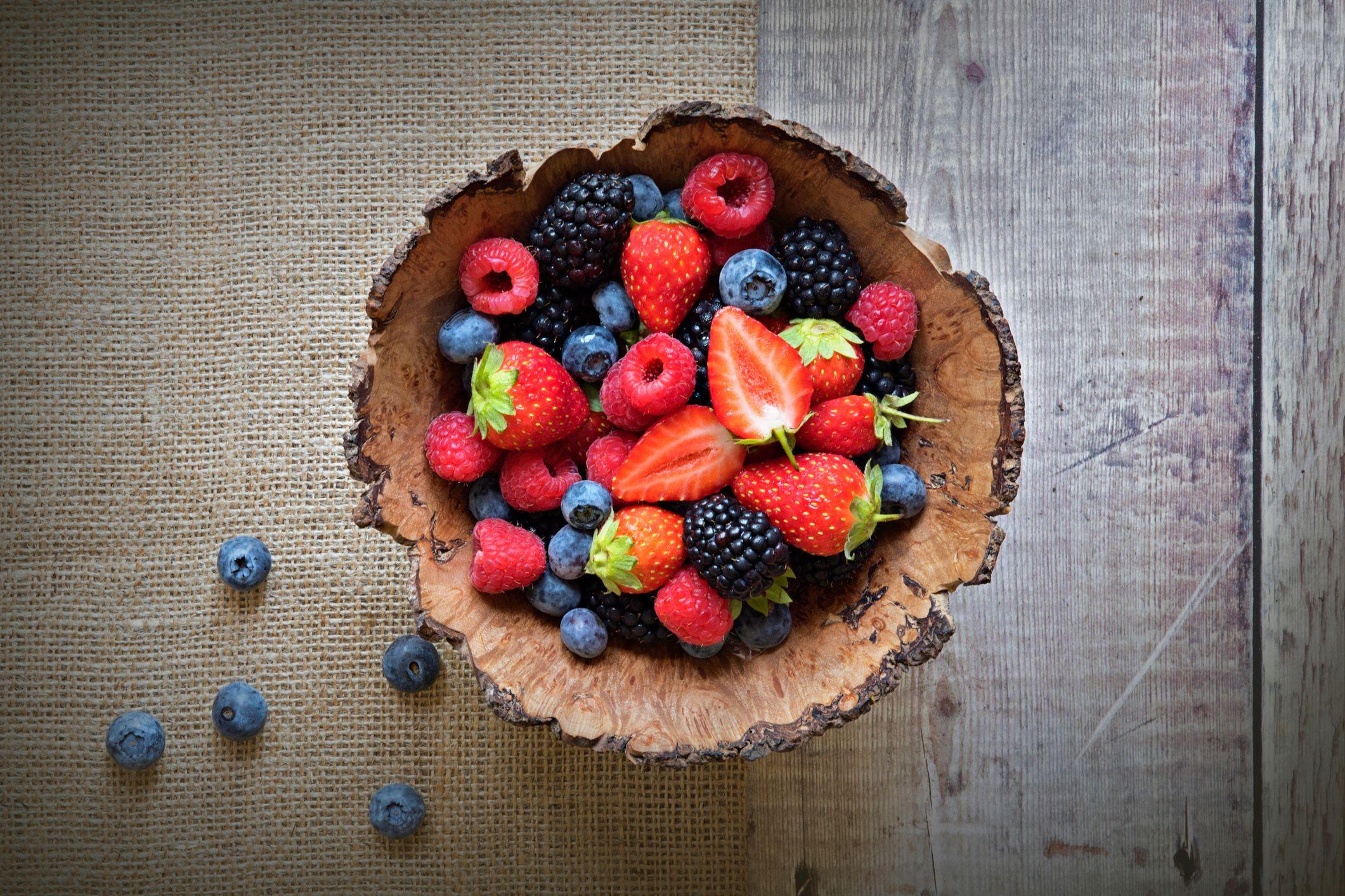Pote cheio de frutas vermelhas