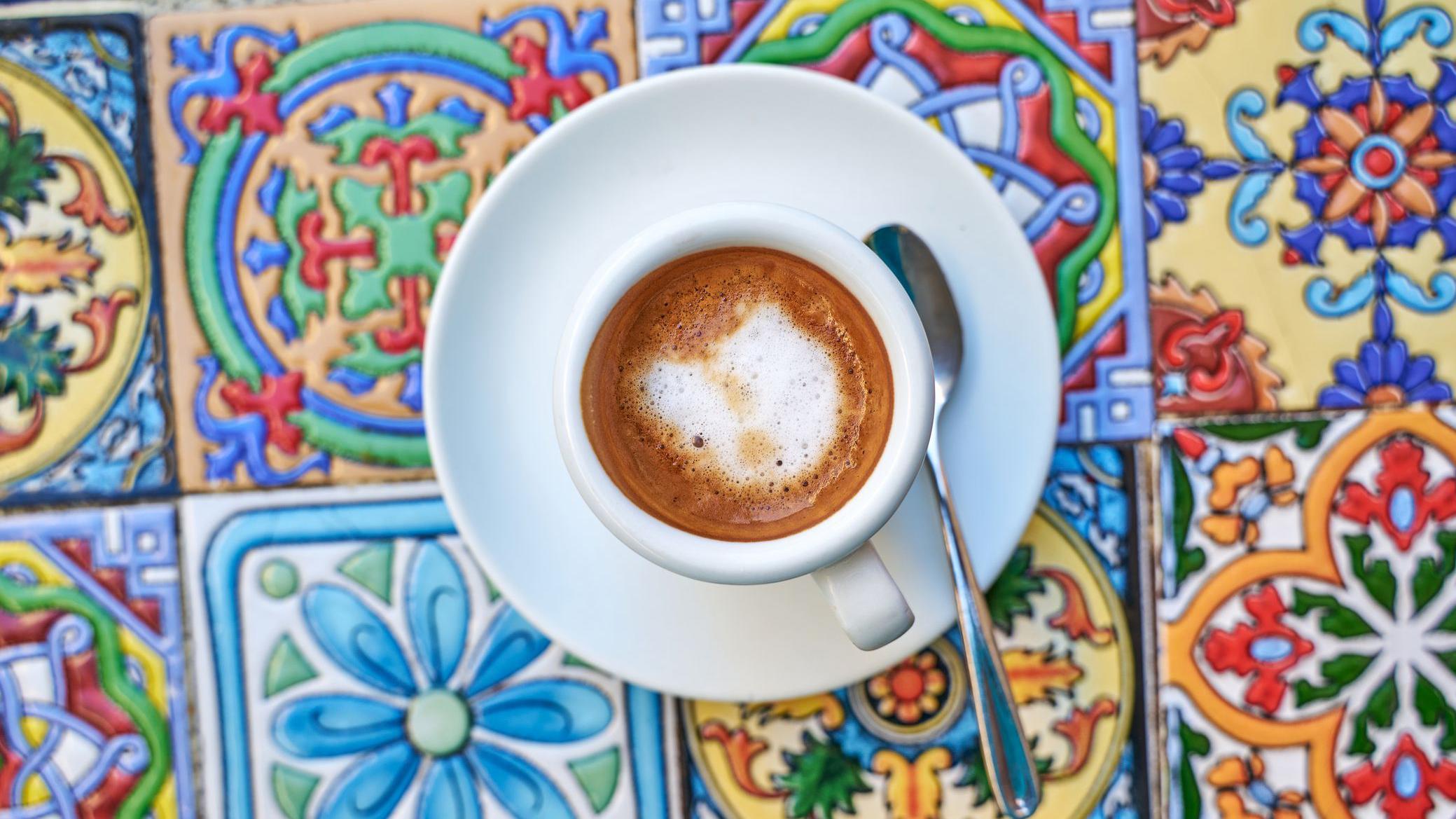 espresso macchiato en mesa con baldosines sicilianos