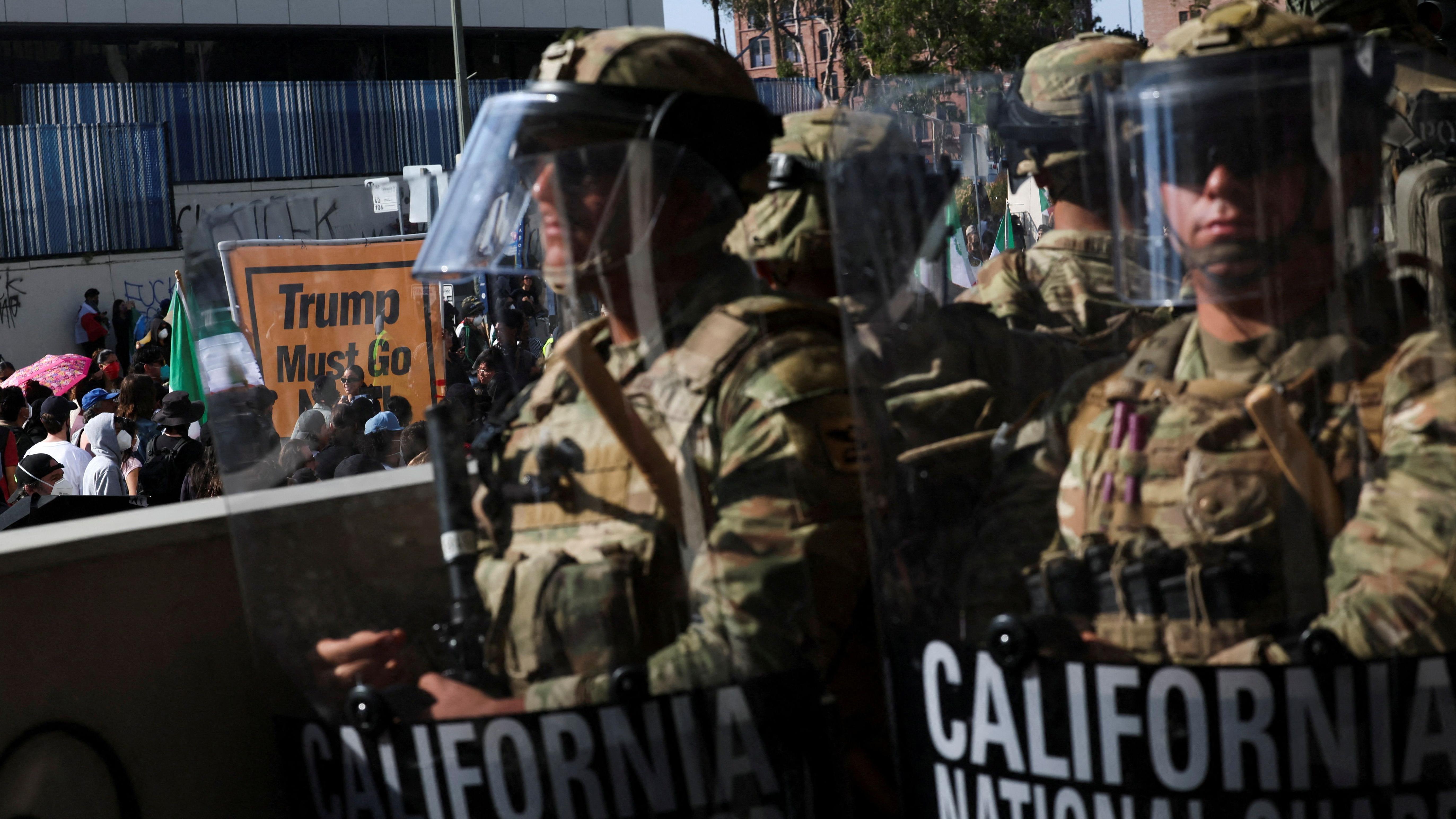 Miembros de la Guardia Nacional de California