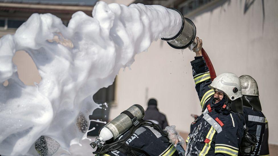 Bombeiros lançam espuma de extinção de incêndios