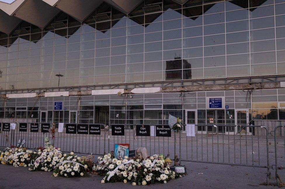 Stanica Železničke stanice sa belim cvećem u čast poginulih