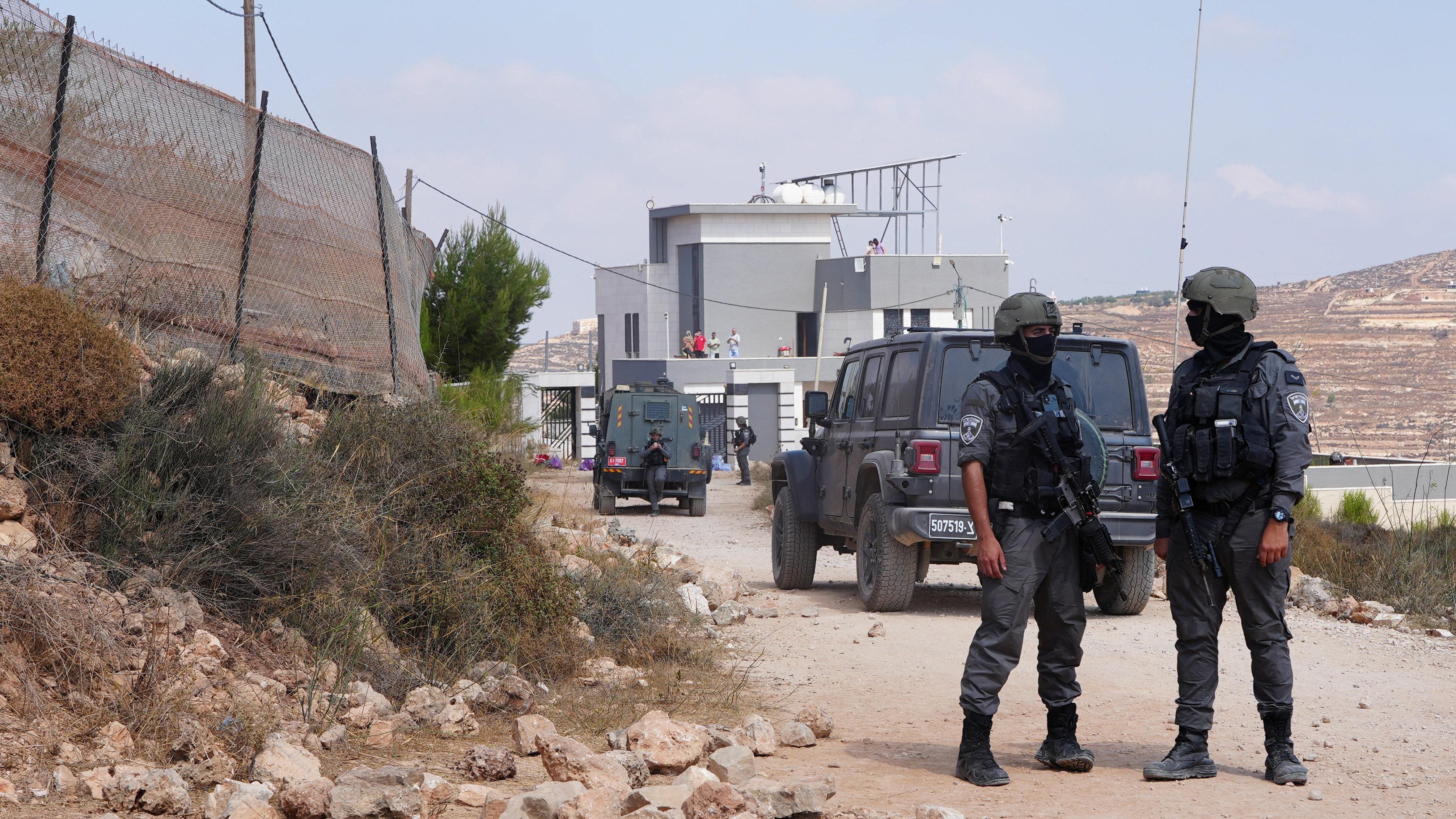 Activists try to deliver aid to Palestinians in homes besieged by Israeli settlers