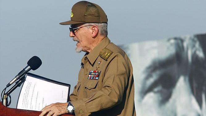 Ramiro Valdés dando un discurso en 2007.