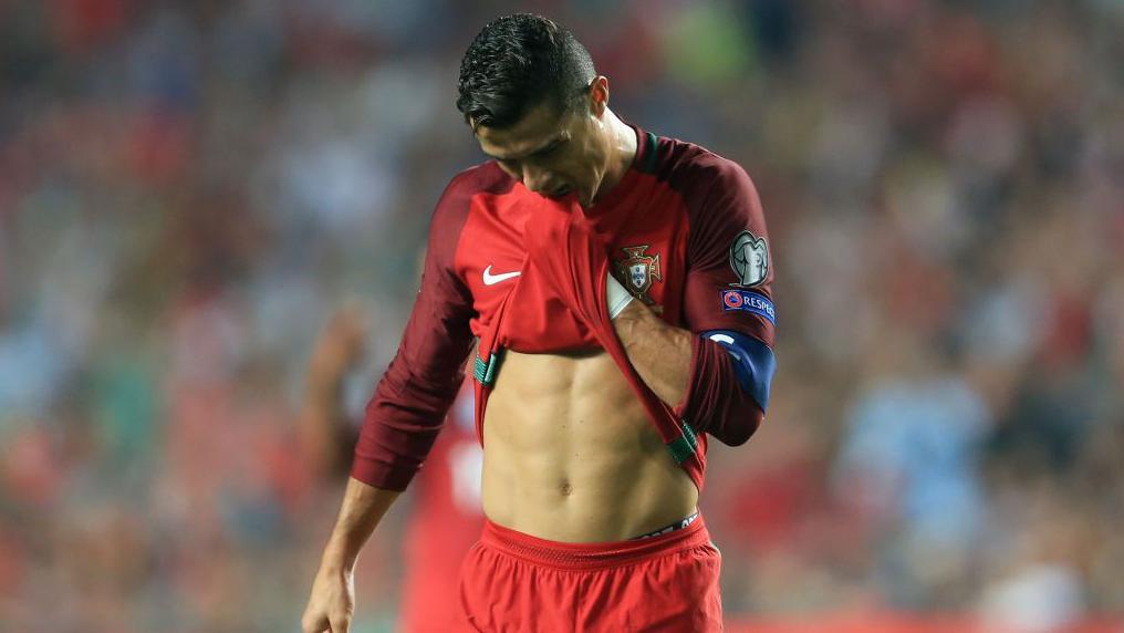 La estrella portuguesa Cristiano Ronaldo, de 41 años, es un ejemplo de atletismo y longevidad en el fútbol moderno.
