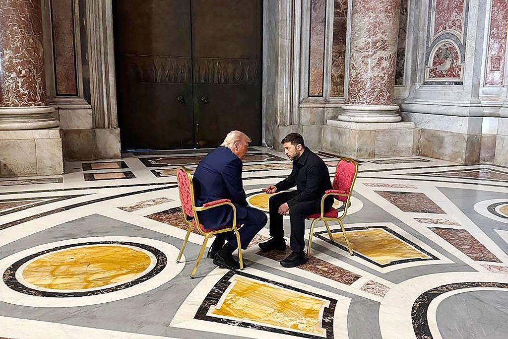 Trump y el presidente ucraniano, Volodimir Zelensky, mantuvieron una reunión en el marco del funeral del papa Francisco en el Vaticano.