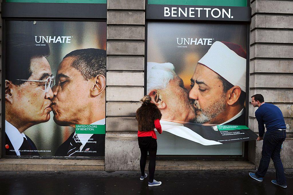 Carteles publicitarios con fotomontajes de líderes mundiales