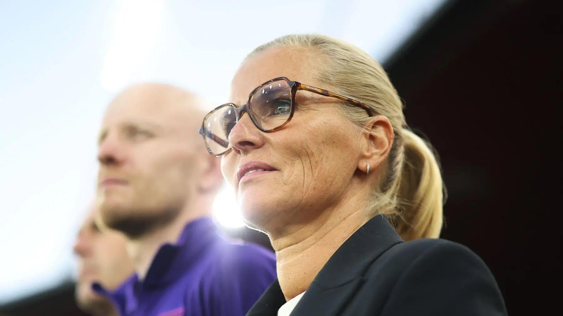 Sarina Wiegman mira desde la banca